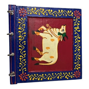 Colgador de Llaves de Madera Pintado a Mano con Diseño de Toro, Marco Azul, Fondo Rojo y Borde Floral Amarillo - Product Image 3