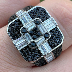 Bague signet pour homme en or blanc avec diamants taille baguette et pavé de diamants noirs pour un usage quotidien - Product Image 2