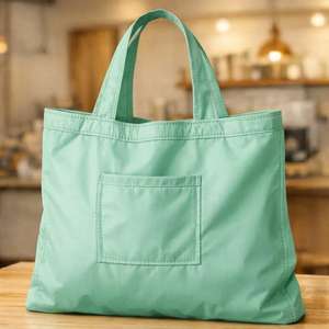 Basado en artículos similares de los resultados de la búsqueda, se trata de un bolso tote minimalista similar a los modelos de Insignia o a los bolsos. - Product Image 5