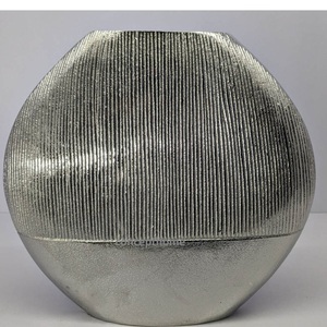 Vase à fleurs abstrait moderne en aluminium moulé sur mesure, fait main, écologique, de haute qualité, pour usage hôtelier - Product Image 6