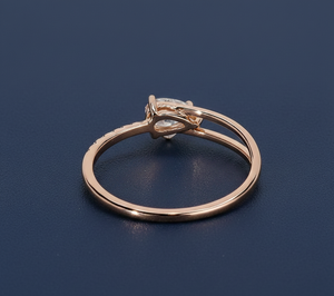 Anillo de compromiso de oro amarillo de 14K para mujer, con diamante de laboratorio en forma de pera de 0.52Ct, chapado en rodio, VVS2, certificado IGI, con tallo dividido, venta al por mayor - Product Image 4