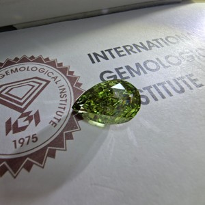 Diamante de Laboratorio de Corte Brillante Modificado en Forma de Pera de 8 Quilates, Color Verde Intenso, VS1, Certificado IGI, Diamantes Sueltos - Product Image 4