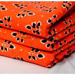 ผ้าฝ้ายออร์แกนิกอินเดียทอมือขายส่ง ผ้าพิมพ์ลายบล็อกด้วยมือแบบ Sanganeri จากเมืองชัยปุระ น้ำหนักเบา เหมาะสำหรับใช้ทำผ้าม่าน กระเป๋า และของตกแต่งบ้าน - Product Image 2