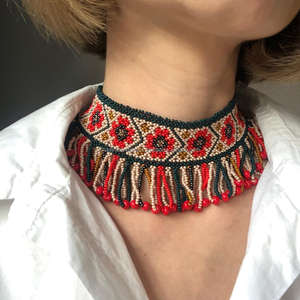 Elegante collar bordado de cuentas de cristal hecho a mano con detalles intrincados, ideal para bodas, fiestas y ocasiones festivas - Product Image 5