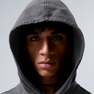 Muestra Gratis Sudadera con Capucha para Hombre, Corte Atlético Relajado, Estilo Crossover, Lisa Teñida - Product Image 4