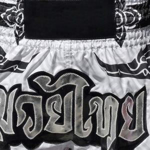 Shorts de boxe Muay Thai haut de gamme, shorts d'entraînement en satin personnalisés, style thaïlandais, unisexe, vêtements de sport d'arts martiaux, OEM - Product Image 5