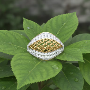 Anillo de Diamantes con Rejilla Dorada de Dos Tonos Personalizado con Elegante Diseño de Filigrana para Colección de Anillos de Boda - Product Image 4