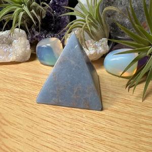 Pyramide de cristal d'angélite naturelle de luxe, polie à la main, pierre précieuse bleue, méditation, Reiki, chakra, guérison énergétique, spirituel, Feng Shui - Product Image 4