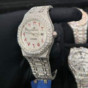 Nouveau Bijou Homme Tendance Style Hip Hop avec Cadran Rond Rouge Luxueux à Chiffres Arabes et Diamants Moissanite - Product Image 3