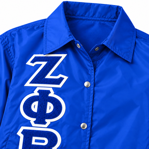 Veste de sororité Zeta Phi Beta pour femmes, bleu royal, en nylon, style coach, lettres grecques en chenille verticale, boutons pression, cordon de serrage. - Product Image 5