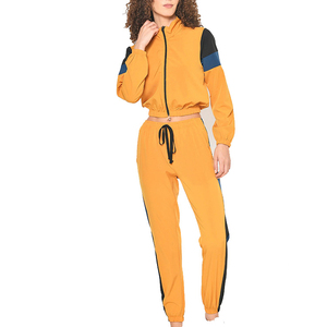 Conjunto de 2 piezas de punto para mujer: Top corto de manga larga con cremallera y leggings acampanados de cintura alta, conjunto de chándal de alta calidad para estar en casa o hacer deporte. - Product Image 1