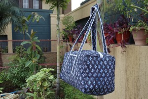 กระเป๋าเดินทางผ้าฝ้ายบุนวมน้ำหนักเบาสำหรับผู้หญิง ทำด้วยมือพร้อมซับในโพลีเอสเตอร์ทนทาน เหมาะสำหรับการเดินทางค้างคืนหรือวันหยุดสุดสัปดาห์ - Product Image 2