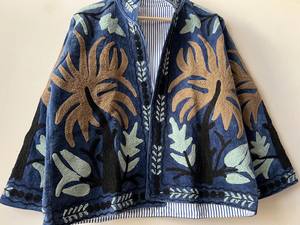 Veste réversible matelassée Cotrise, style vintage, broderie florale Suzani, style bohème, ouverte sur le devant |   Coton biologique automne/hiver - Product Image 4