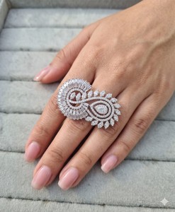Anillo de Lujo con Circonita Cúbica, Anillo de Cóctel con Diamantes Baguette Plateados, Anillo Ajustable con Flor Paisley Grande para Mujer - Product Image 1