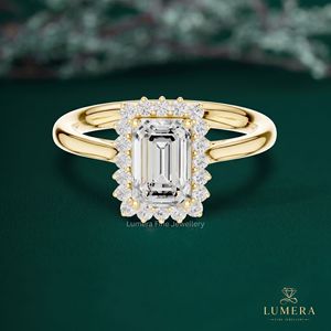 Bague de mariage de luxe en or jaune, blanc et rose, sertie d'un diamant de laboratoire taille fantaisie éclatant, avec halo d'émeraudes - Product Image 2