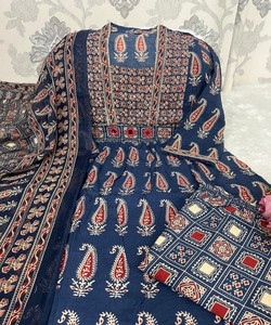 ชุดสัลวาร์ คามีซ ผ้าฝ้ายแบบดั้งเดิมสำหรับผู้หญิง สีน้ำเงินพิมพ์ลาย ทรงปกติ ยาวคลุมเท้า ชุดพื้นเมืองอินเดีย ปากีสถาน สำหรับงานปาร์ตี้หรือใส่ลำลอง - Product Image 3