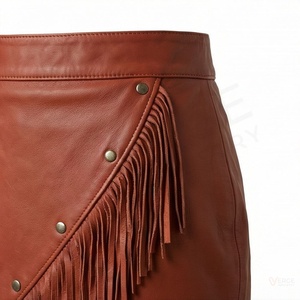 Mini-jupe asymétrique en similicuir marron pour femme avec rivets et franges - Product Image 5