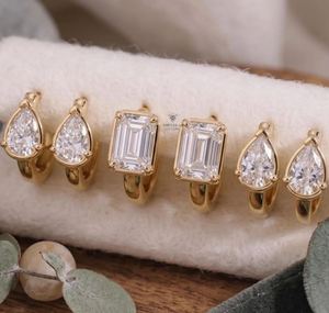 Pendientes de Aro Minimalistas SHREERAJ SOLITAIRE de Oro de 14K con Diamante de Laboratorio Corte Esmeralda Radiante en Forma de Pera, Chapados en Rodio, Certificados por IGI - Product Image 4