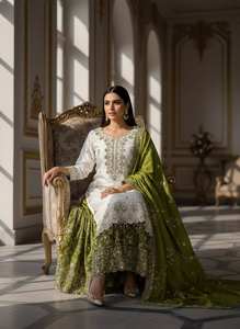 Elegante Conjunto Sharara de Seda Chinon Blanca con Bordado de Lentejuelas y Dupatta de Lujo - Product Image 4