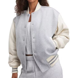 Chaqueta Varsity Gris Claro con Mangas Crema y Puños a Rayas, Corte Regular, Unisex, Chaqueta Bomber Informal para Otoño - Product Image 1