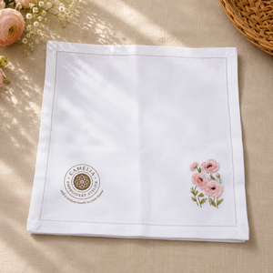 Des grappes florales délicates ajoutent une touche de charme artisanal tout en protégeant les tables du chaleur et des rayures. - Product Image 1