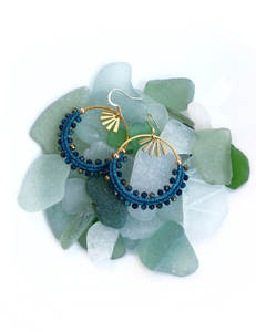 Boucles d'oreilles créoles en macramé perlé bleu faites à la main, plaquées or, avec breloque éventail vintage, style bohème, bijoux pendantes pour femme - Product Image 1
