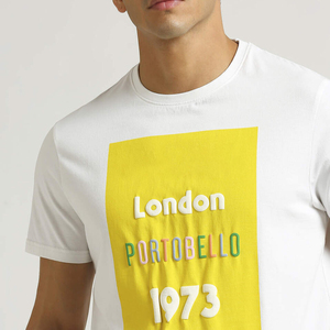 T-shirt pour homme avec impression en relief, fabriqué en coton mélangé de qualité, avec impression en relief durable, coupe moderne et confort durable au quotidien. - Product Image 4