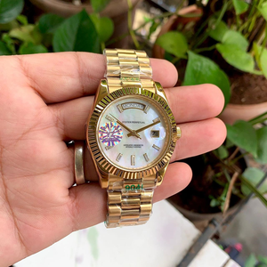 Reloj Mecánico de Alta Calidad en Tono Dorado con Esfera de Nácar, Bisel Acanalado, Cristal de Zafiro, Cierre Oculto y Brazalete de Eslabones Estilo Hip Hop - Product Image 2