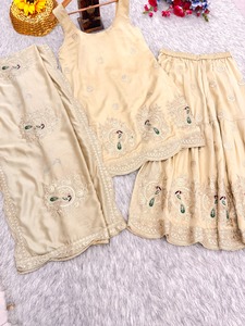 Conjunto de Kurti y Palazzo para Mujer, con Bordado Único y Lentejuelas, Compra Directa del Proveedor al Precio Más Bajo, a la Moda - Product Image 4