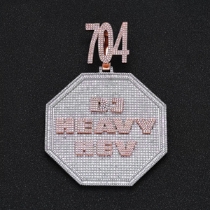 Collier pendentif hip-hop en argent et moissanite avec design de signal d'arrêt personnalisé, bijoux de luxe pour hommes - Product Image 3