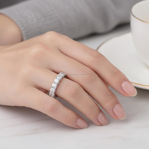 Elegante Anillo de Diamantes de Corte Redondo en Oro Amarillo |   Anillo de Compromiso de Lujo con Brillo Radiante, Joyería Fina Atemporal, Regalo para Ella - Product Image 1