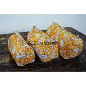 Pochette de maquillage matelassée en coton biologique, faite à la main en Inde, trousse de toilette zippée, design imprimé multicolore - Product Image 2