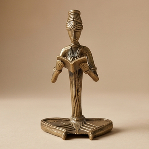 Figurine de Savant Tribal Dhokra en Laiton Sculpté à la Main, Tenant un Livre, pour Bureau d'Étude et Décoration - Product Image 1