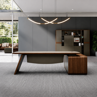 Bureau de direction moderne en L avec plateau en bois veiné, rangement latéral autoportant et support d'angle pour bureaux de direction