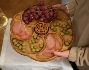 Bandeja redonda de madera con forma de flor, dividida en 6 compartimentos, de madera de acacia, para servir aperitivos, nueces, frutas y charcutería, al por mayor. - Product Image 2