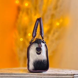 Bolso de Lujo Impermeable de Piel Genuina y Poliéster Ligero con Cremallera Única, Diseño Floral y de Letras, Portátil y de Gran Capacidad, de Venus Leathers - Product Image 4