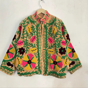 Veste courte en velours beige brodée à la main avec des motifs de vigne verte et de fleurs roses et jaunes, style bohème ethnique pour femme - Product Image 1