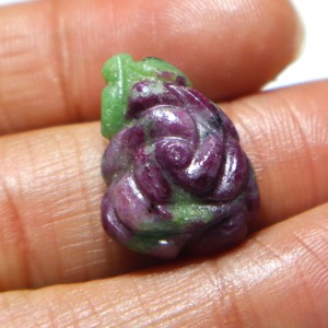 Cabujón de Zoisita Rubí Natural Tallado, Gema de Rubí Tallada a Mano, Piedra Suelta Lisa, Proveedor Mayorista para Joyería - Product Image 1