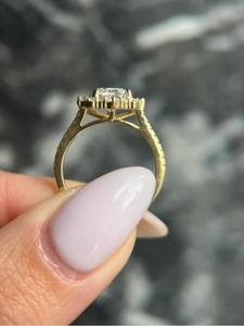 Anillo de compromiso de lujo con diamante de corte radiante y halo en oro amarillo macizo con banda pavé y piedras laterales redondas, anillo nupcial solitario. - Product Image 4