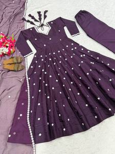 Traje Anarkali morado para mujer, Kurti de longitud regular, ropa tradicional para fiestas, corte regular, diseño bordado, seda romana pesada - Product Image 6