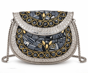 Sac de soirée demi-lune en métal artisanal avec incrustation de pierres bleues et bandoulière chaîne - Product Image 1