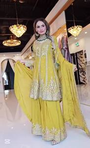 Robe traditionnelle indienne et pakistanaise en soie jaune brodée avec des détails argentés, longueur midi, tenue de mariage, coupe classique pour femmes - Product Image 5