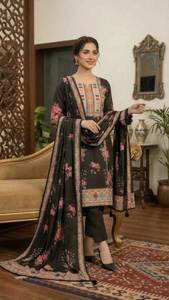 Traje Pakistaní para Mujer Color Marfil con Estampado Digital, Bordado de Lentejuelas y Detalles de Encaje, Estilo Moderno para Fiestas - Product Image 3