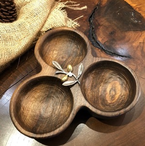 Ensemble de service à trois bols en bois design avec accent décoratif, plateau à collations, porte-condiments, service de table rustique, naturel - Product Image 1