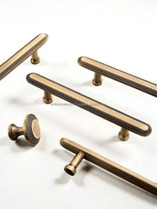 Poignée de meuble en métal lisse offrant une touche raffinée pour les armoires de cuisine, les tiroirs et les meubles de dressing - Product Image 2