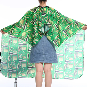 Cape de Coiffure Professionnelle Confortable et Personnalisable en Pongee 100% Polyester Anti-Adhérent pour Salon de Coiffure – Outil de Barbier Imprimé - Product Image 5