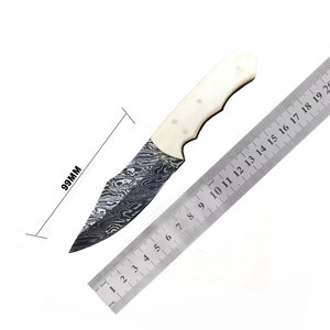 Cuchillo de Caza Hecho a Mano de Acero de Damasco con Funda de Cuero Genuino, Herramienta Utilitaria para Campismo y Supervivencia al Aire Libre, Diseño Clásico - Product Image 1