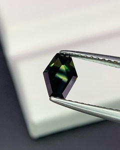 Saphir naturel de forme fantaisie gris 2,00 carats certifié par un tiers, pierre précieuse en vrac pour la fabrication de bijoux, fournisseur en gros ZUBEDA - Product Image 3