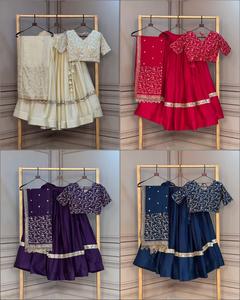 ชุดเลเฮนกาโชลีปักลายสีม่วงอินเดีย แบรนด์เลรานัท แฟชั่น พร้อมผ้าคลุมไหล่ ทำจากวัสดุรีไซเคิล ความยาวระดับพื้น สำหรับงานแต่งงานแบบอินเดียดั้งเดิม - Product Image 5