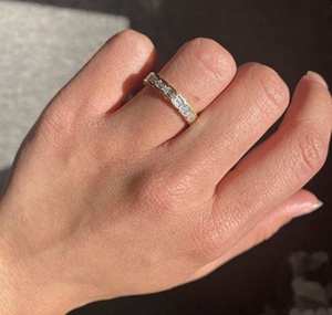 Bague empilable classique en or de luxe, sertie de diamants de laboratoire taille émeraude, style bague éternelle intégrale, chic, coupe East West - Product Image 1